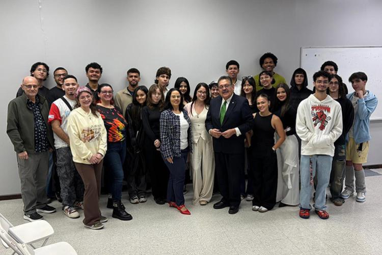 Jorge Rivera Nieves junto a estudiantes