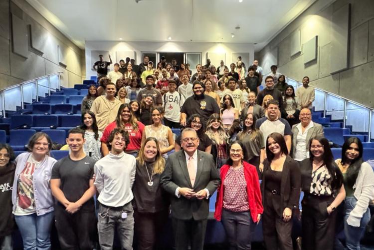 Estudiantes con Jorge Rivera Nieves